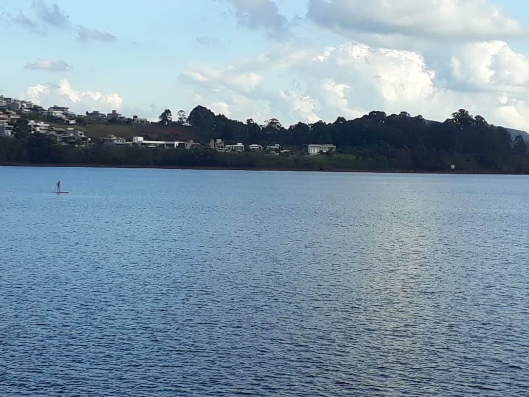 Lagoa dos Ingleses com residências na margem em Alphaville